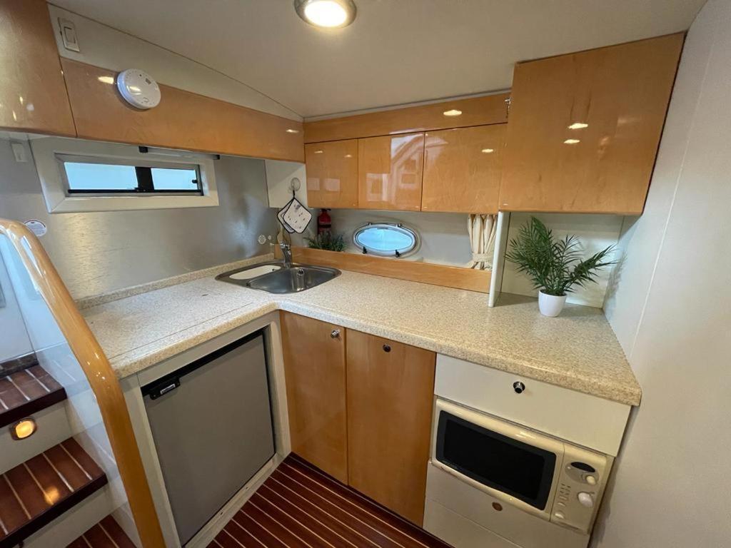 Cozy Yacht Lodge In Barcelona With Boat Tour Option Sant Adrià de Besòs Extérieur photo